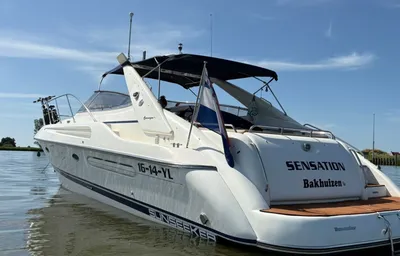 Motorjacht achteraanzicht in het water