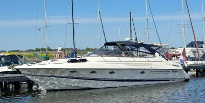 motorjacht afgemeerd in een jachthaven