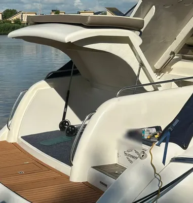 achterdek van motorjacht aan steiger