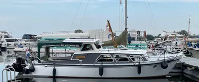 motorboot aangemeerd in jachthaven