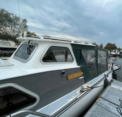 motorboot in jachthaven, zijaanzicht