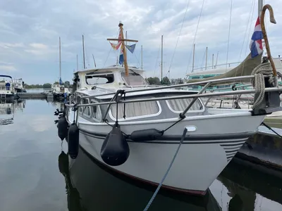 motorjacht afgemeerd in jachthaven