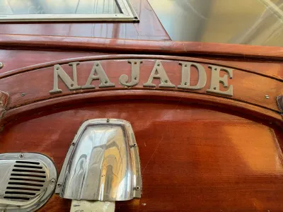 Close-up van houten naambord en opbouw