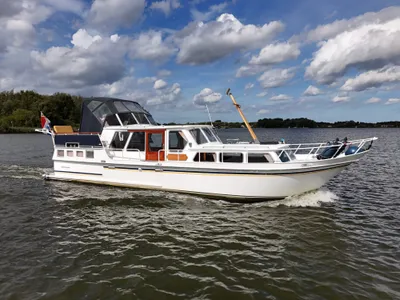 witte motorboot varend op binnenwater