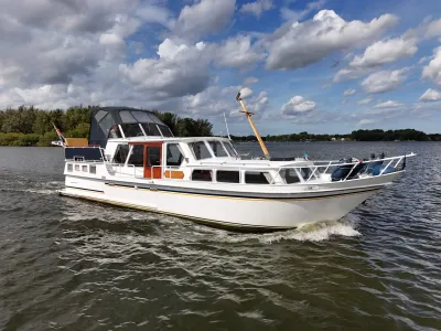 wit motorjacht op open water