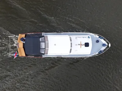 bovenaanzicht van een motorjacht op water