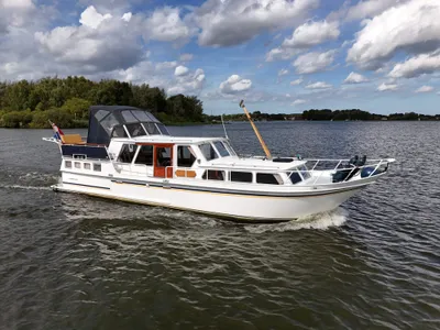 wit motorjacht op water