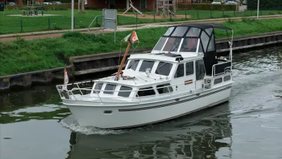witte motorboot in kanaal