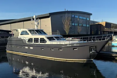 grijs motorjacht aangemeerd in marina