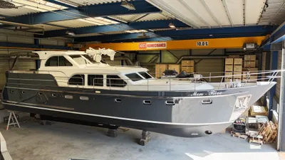 motorjacht in binnenloods