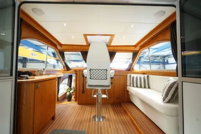 stuurhut met teakinterieur en zitbank