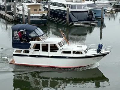 witte motorboot in jachthaven