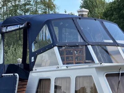 kajuit en overdekte stuurhut van motorjacht