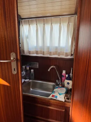 kombuis met spoelbak en gordijn
