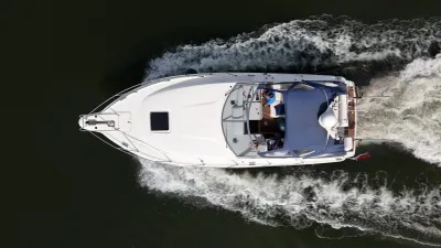 bovenaanzicht van motorjacht op water