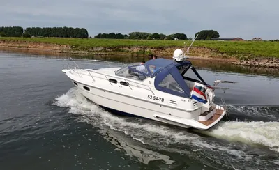 witte motorboot op rustig water