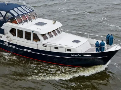 motorjacht varend op open water