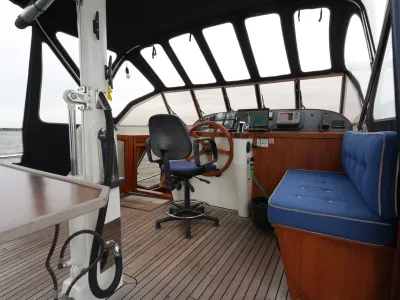 stuurhut interieur met stoel en bank