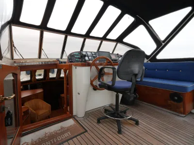 stuurhut en cockpit van motorjacht