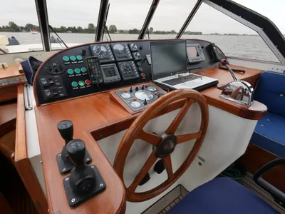 stuurhut met houten roer en bedieningspaneel