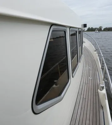 zijdek met teakdek en vensters