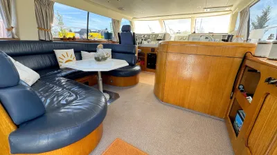 saloninterieur met zithoek en stuurstand