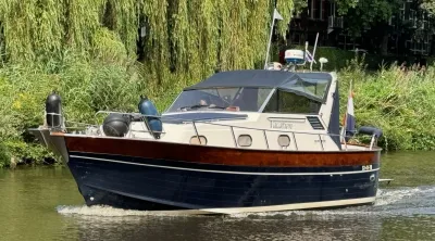 motorjacht op kanaal langs groene oever