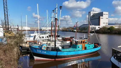 houten kotter aangemeerd in haven