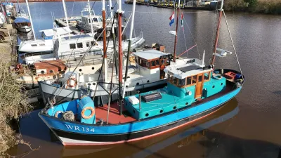 klassiek motorjacht afgemeerd in haven