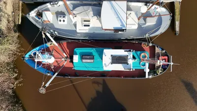 bovenaanzicht van klassieke kotter in water