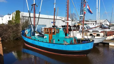 blauw kotterjacht in jachthaven