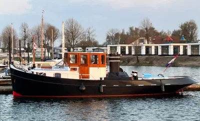sleper afgemeerd in jachthaven