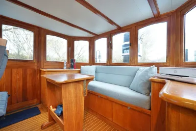 interieur met houten stuurhuis en zithoek