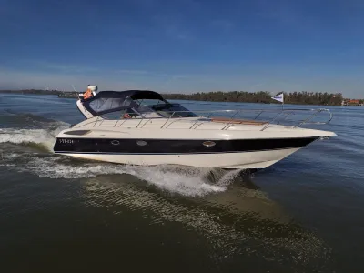 varend motorjacht op open water