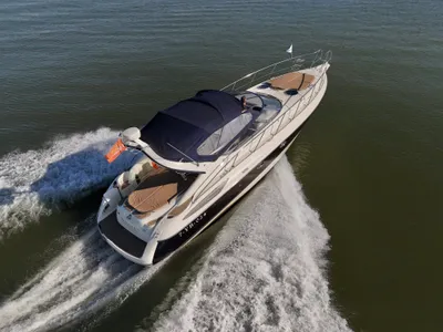 motorjacht varend op open water