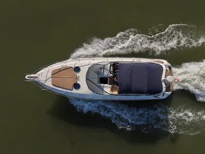 bovenaanzicht van motorjacht op water