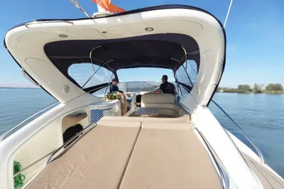 cockpit en achterdek van motorjacht