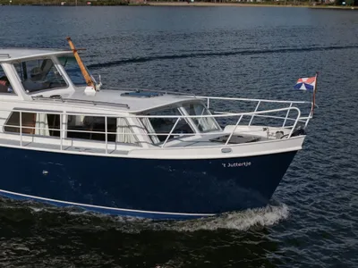 voorkant van motorjacht op het water