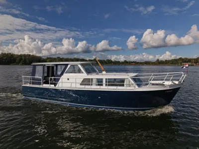 motorjacht varend op een meer bij bewolkte lucht