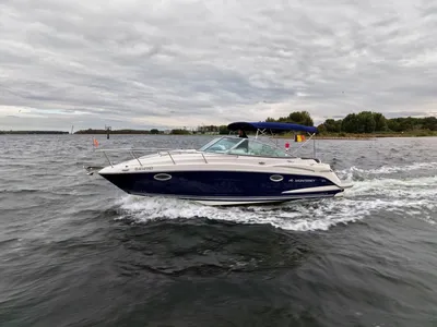 motorboot op open water bij bewolkte hemel