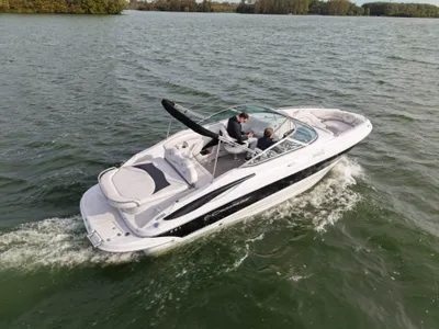witte motorboot op open water
