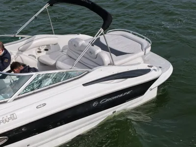 witte motorboot met open kuip op water