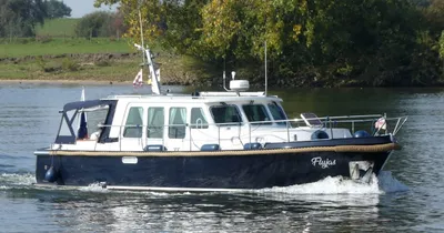 motorjacht varend op rivier