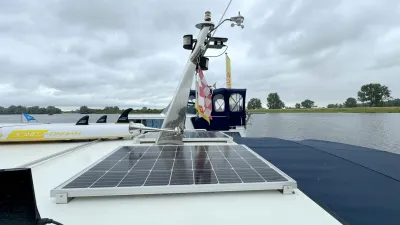 dek met zonnepanelen, mast en vlaggen