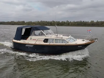 cabineboot op het water bij bewolkte lucht