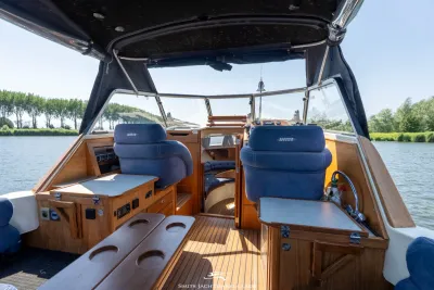 cockpit en interieur van een cabinsloep