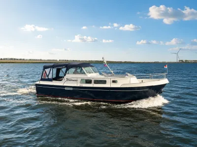 motorjacht op open water