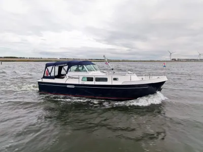 motorjacht op open water bij bewolkte lucht
