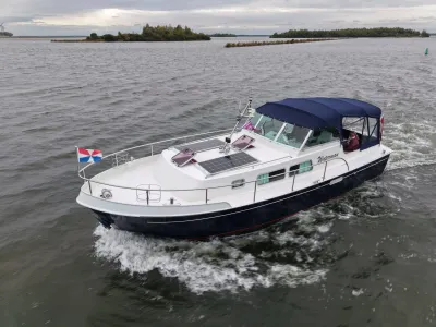 motorboot op open water bij bewolkte lucht