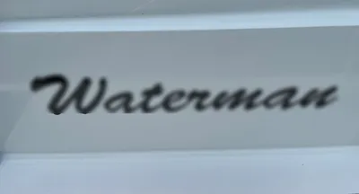 witte romp met zwarte scripttekst